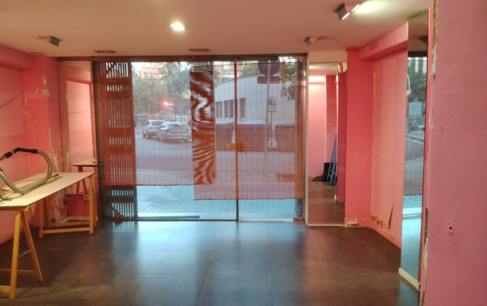 Local comercial - Location longue durée - Barcelona -
                Sants