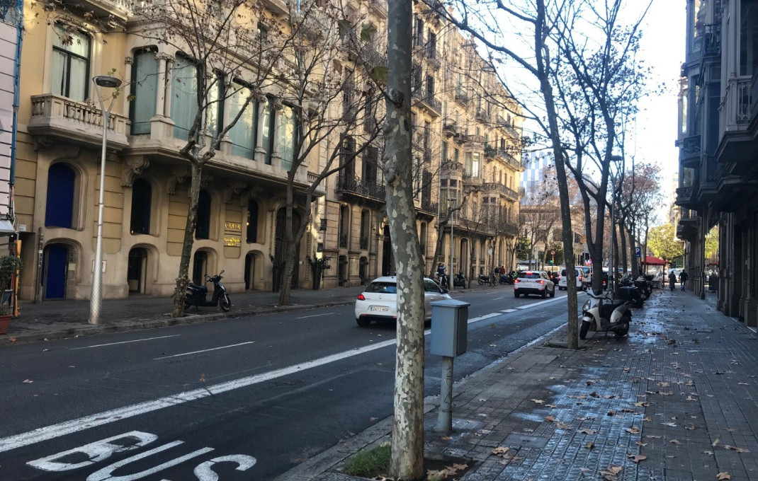 Alquiler - Local comercial -
Barcelona - Eixample Derecho