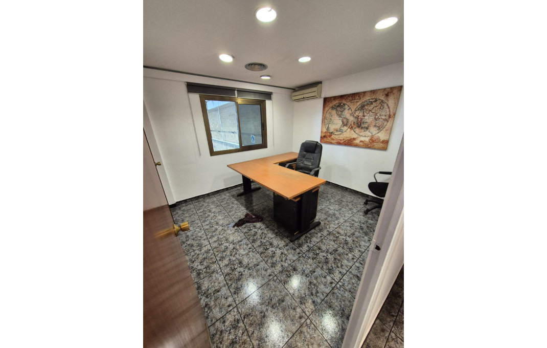 Alquiler - Naves y solares -
Sant Feliu