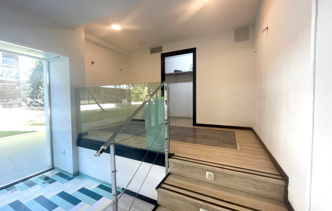 Alquiler - Local comercial -
Barcelona - Les corts