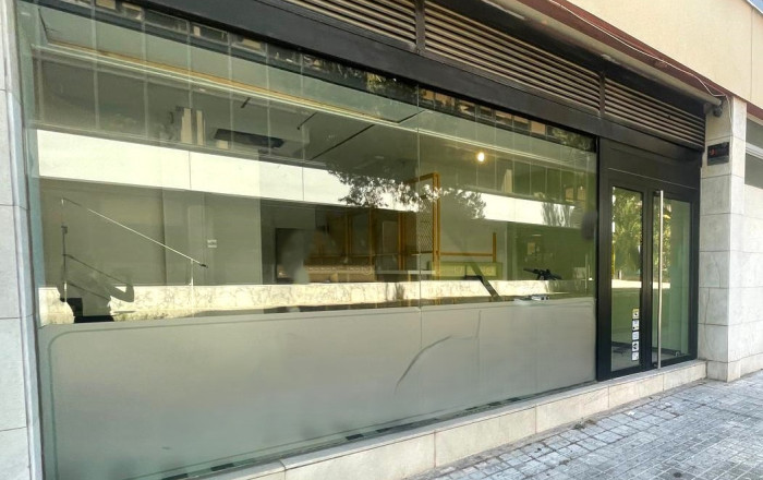 Alquiler - Local comercial -
Barcelona - Les corts