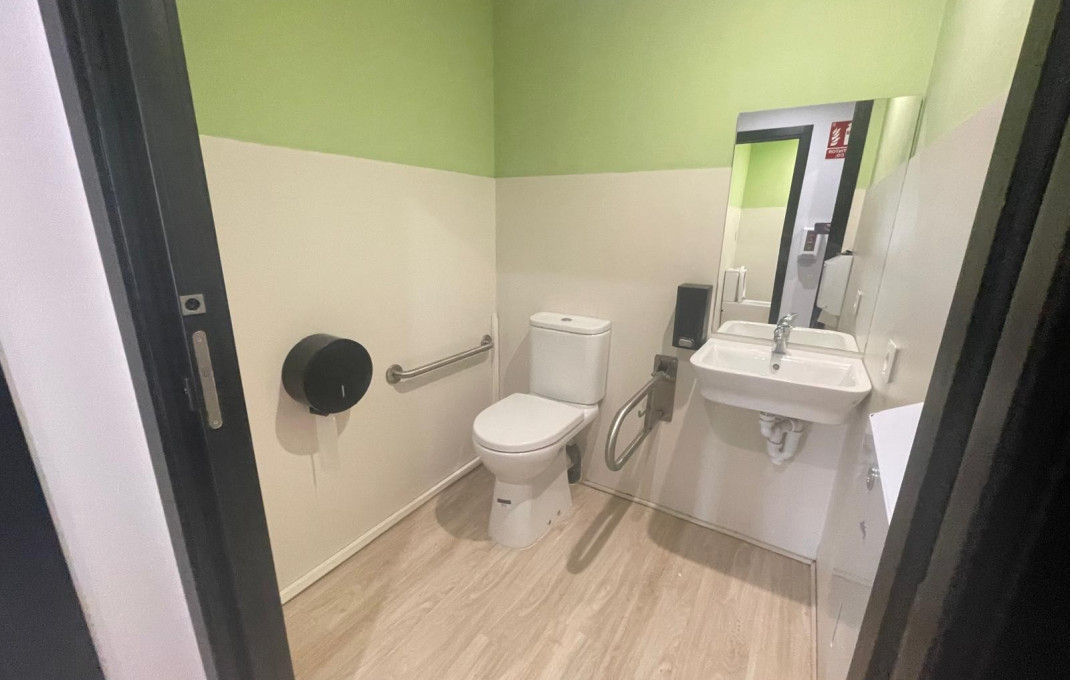 Alquiler - Local comercial -
Barcelona - Les corts