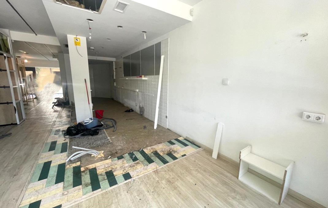 Alquiler - Local comercial -
Barcelona - Les corts