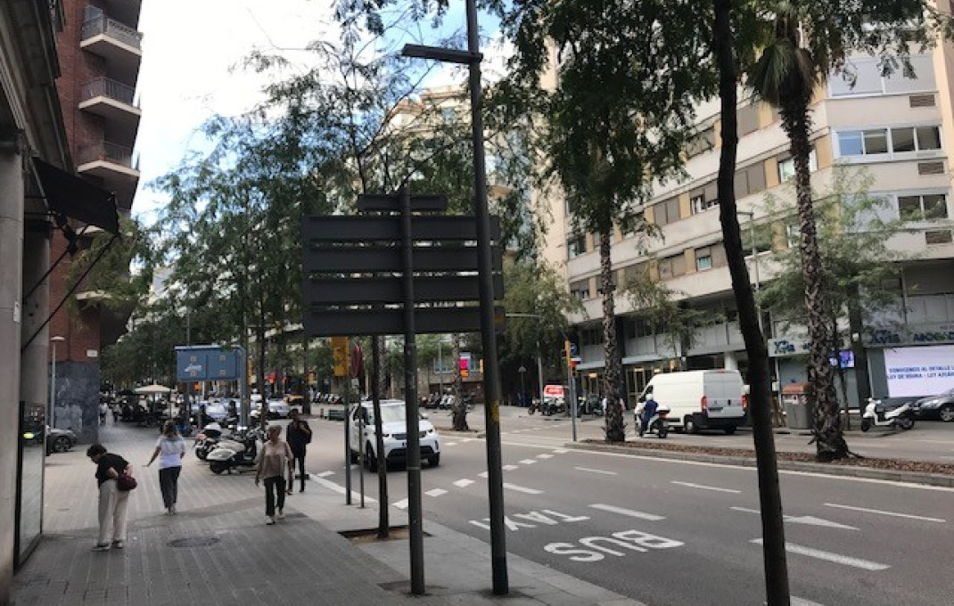 Revente - Local comercial -
Barcelona - Eixample