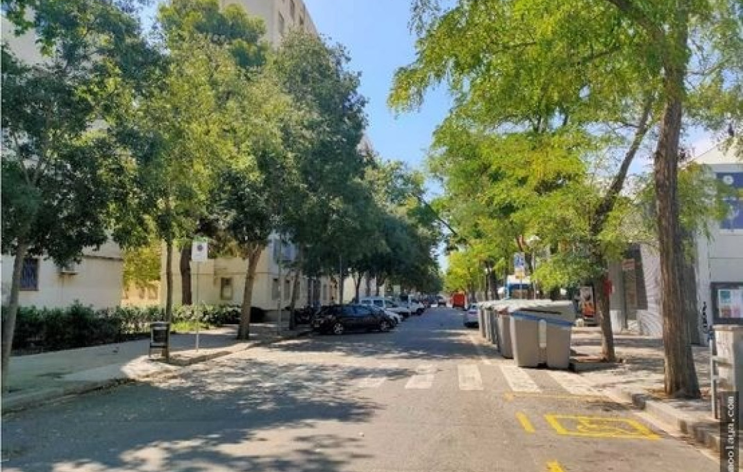 Profitable sale - Supermarket -
Barcelona - Camp De L´arpa