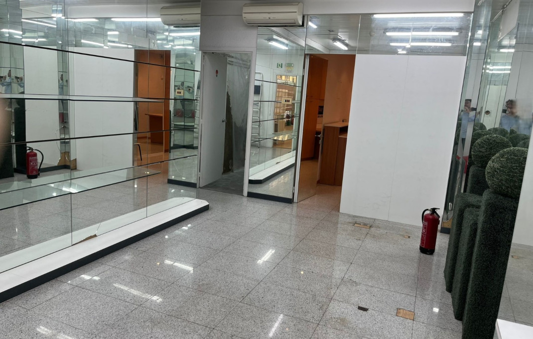 Alquiler - Local comercial -
Barcelona - Eixample Derecho