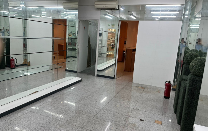 Alquiler - Local comercial -
Barcelona - Eixample Derecho