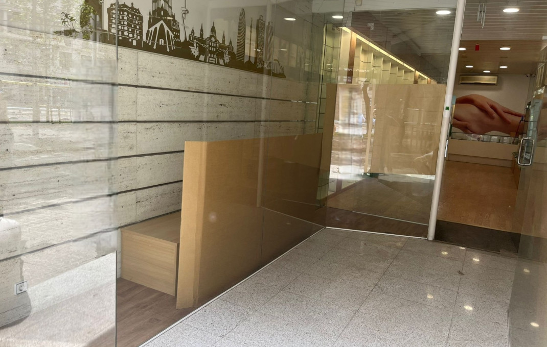 Alquiler - Local comercial -
Barcelona - Eixample Derecho