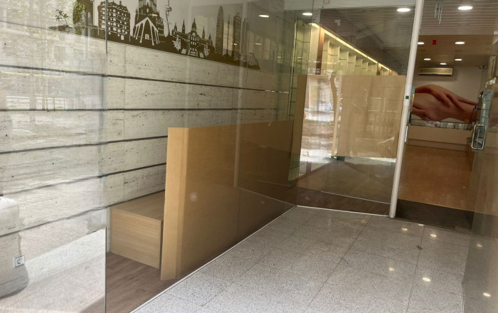 Alquiler - Local comercial -
Barcelona - Eixample Derecho