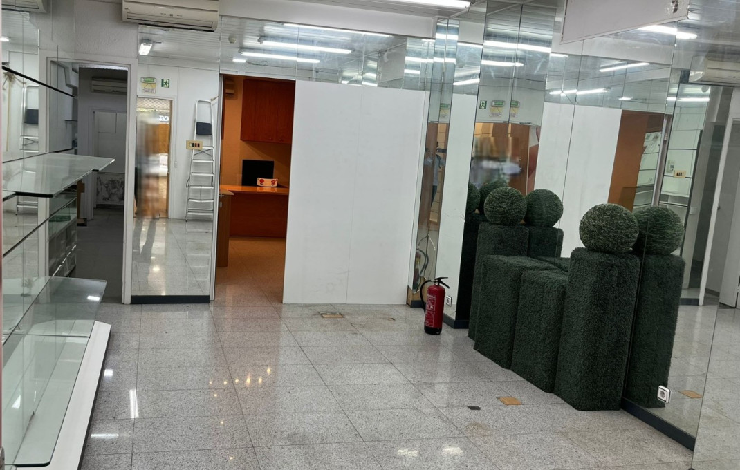 Alquiler - Local comercial -
Barcelona - Eixample Derecho