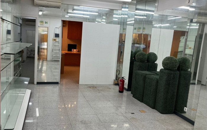 Alquiler - Local comercial -
Barcelona - Eixample Derecho