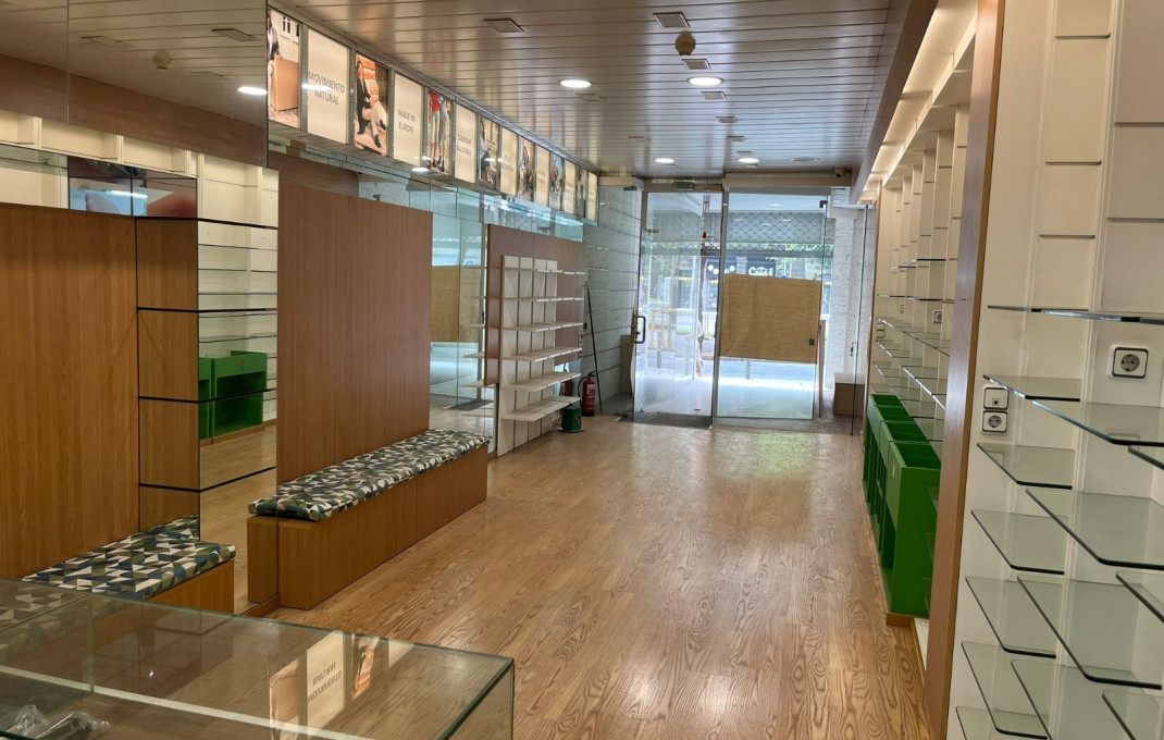 Alquiler - Local comercial -
Barcelona - Eixample Derecho
