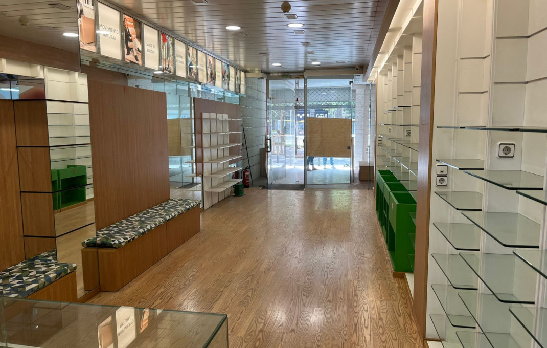 Alquiler - Local comercial -
Barcelona - Eixample Derecho