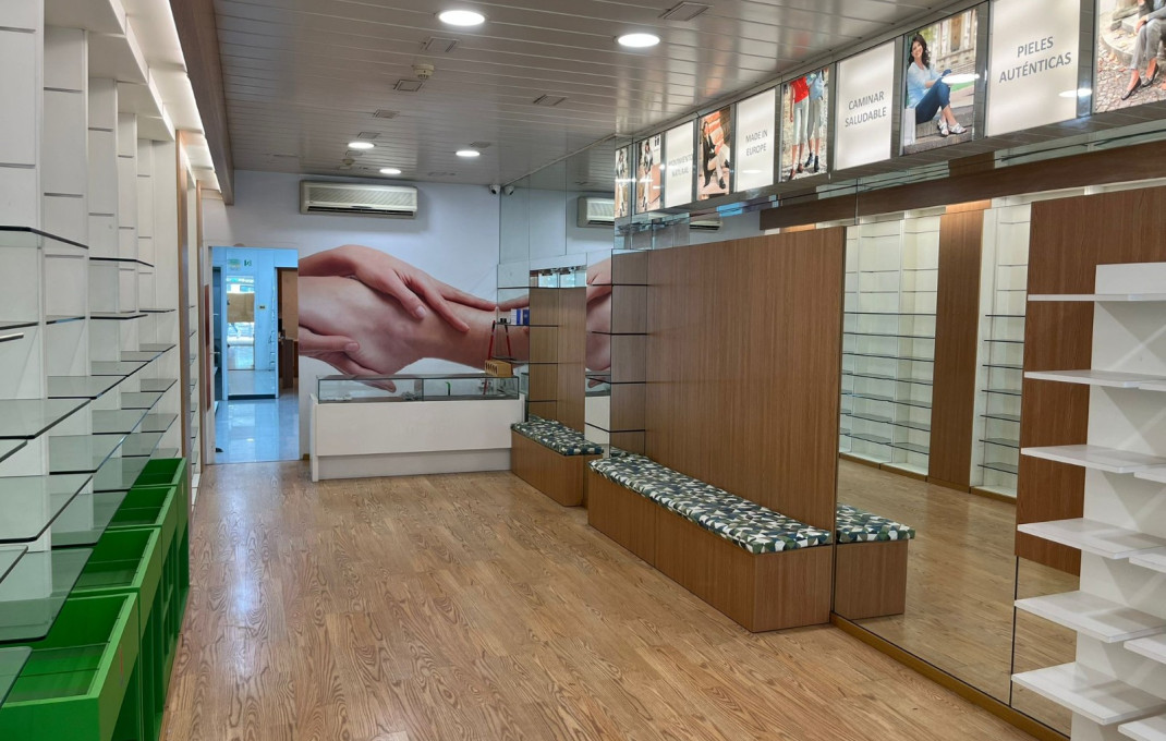 Alquiler - Local comercial -
Barcelona - Eixample Derecho