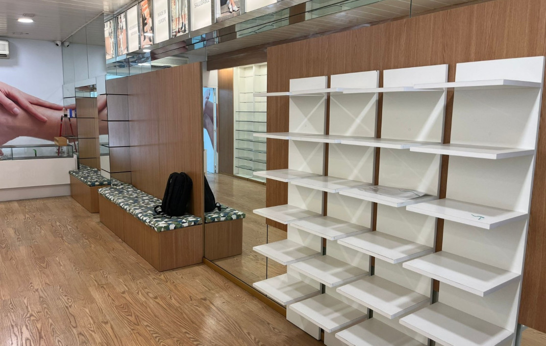 Alquiler - Local comercial -
Barcelona - Eixample Derecho