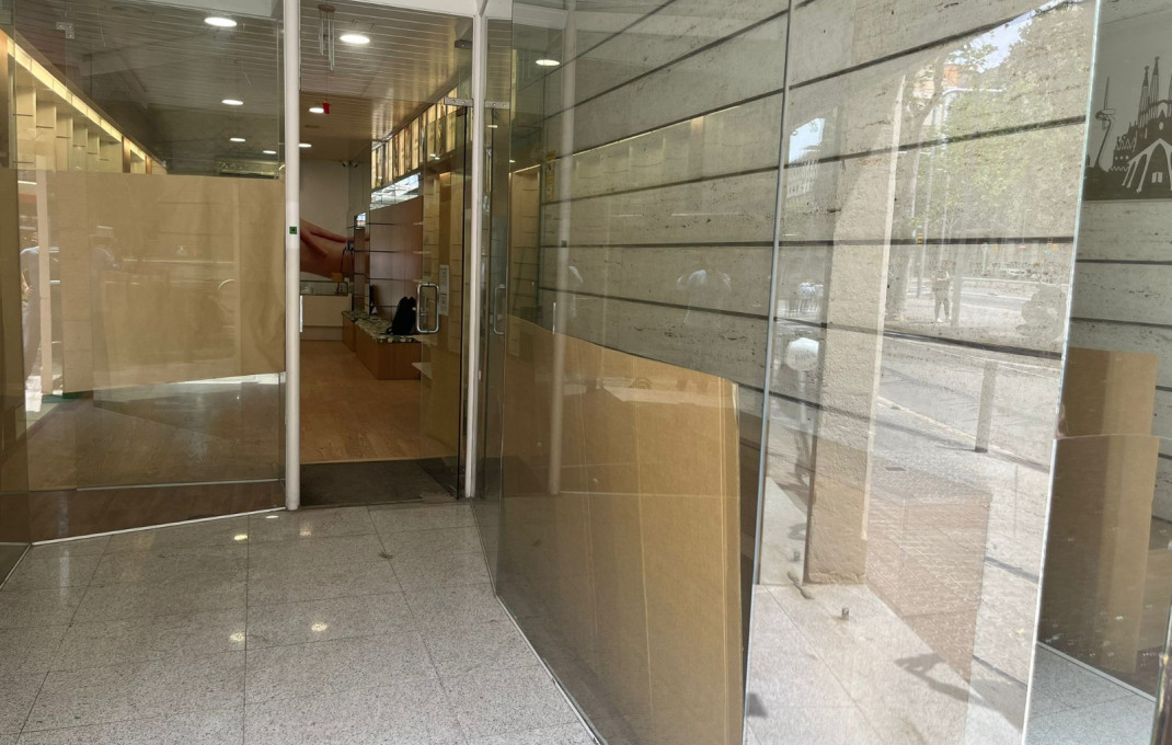 Alquiler - Local comercial -
Barcelona - Eixample Derecho