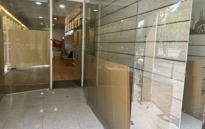 Alquiler - Local comercial -
Barcelona - Eixample Derecho