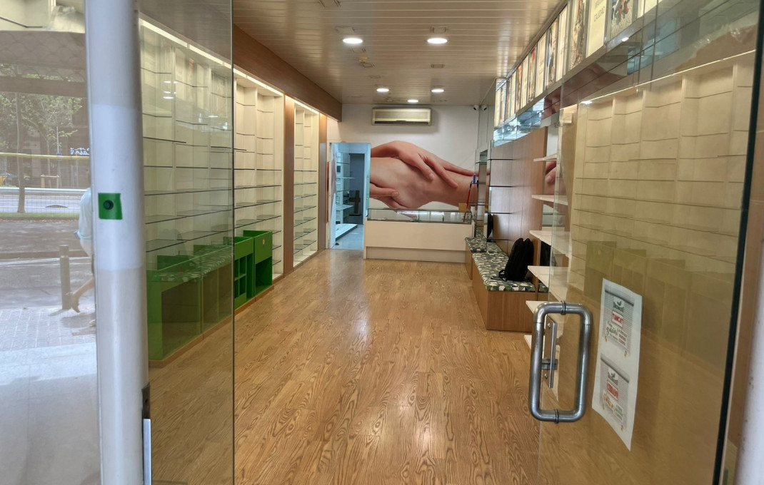 Alquiler - Local comercial -
Barcelona - Eixample Derecho