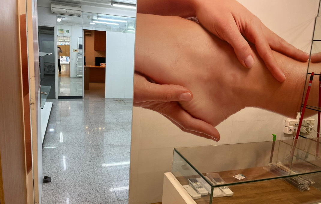 Alquiler - Local comercial -
Barcelona - Eixample Derecho