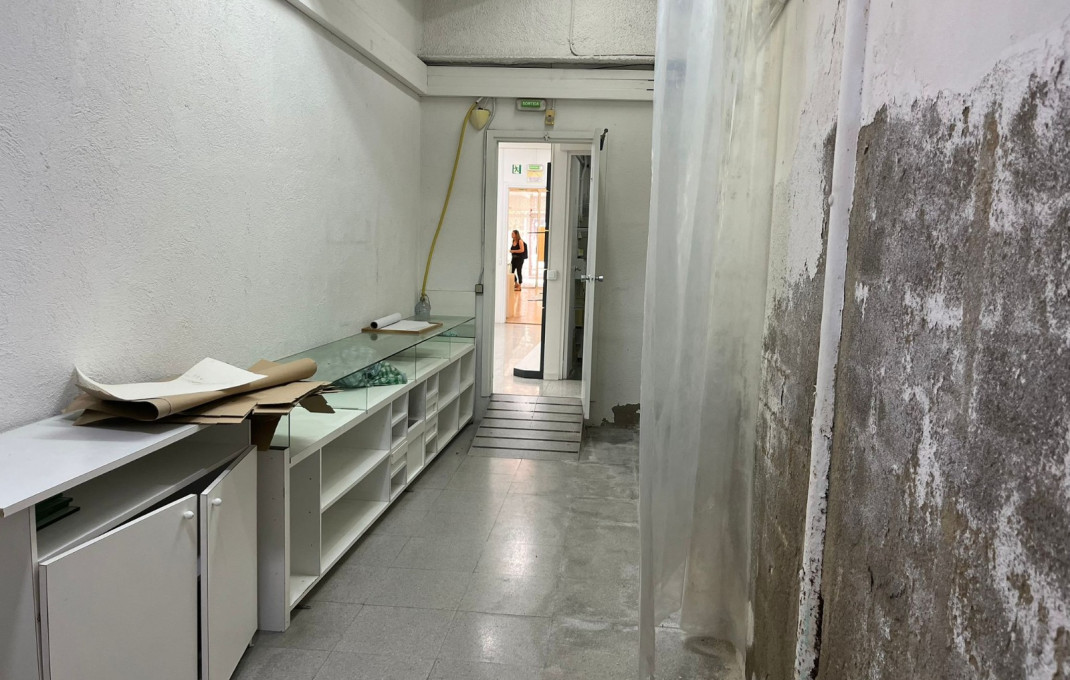 Alquiler - Local comercial -
Barcelona - Eixample Derecho