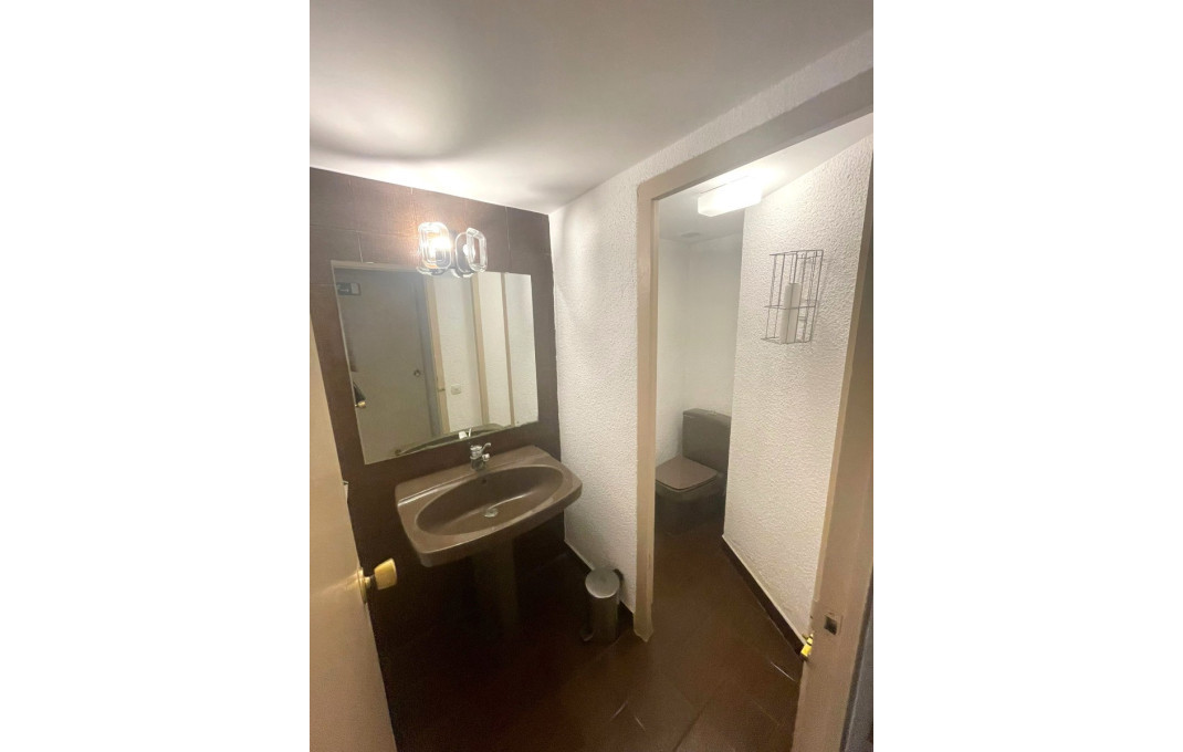 Venta - Local comercial -
Barcelona - Eixample Derecho