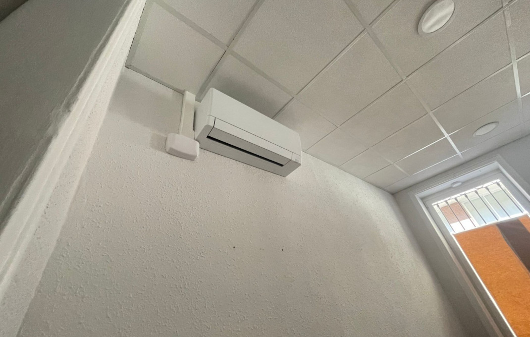 Alquiler - Local comercial -
Barcelona - Les corts