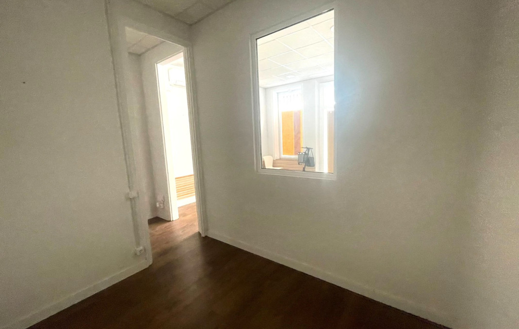 Alquiler - Local comercial -
Barcelona - Les corts