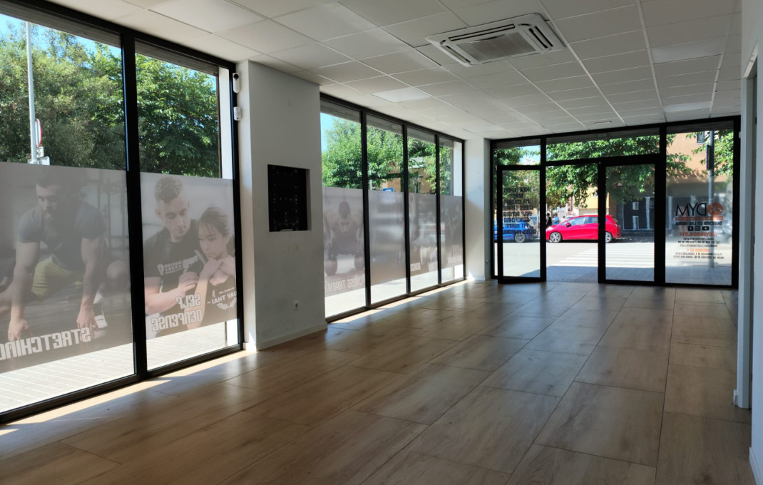 Alquiler - Local comercial -
Badalona