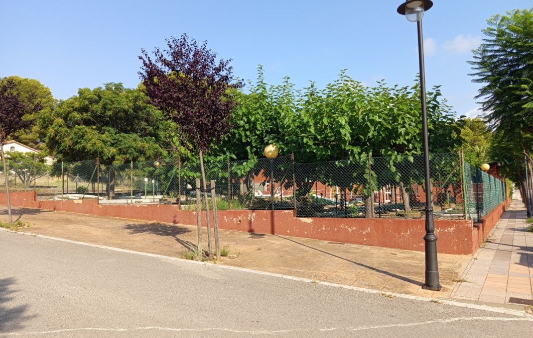 Venta - Naves y solares -
Roda de Barà