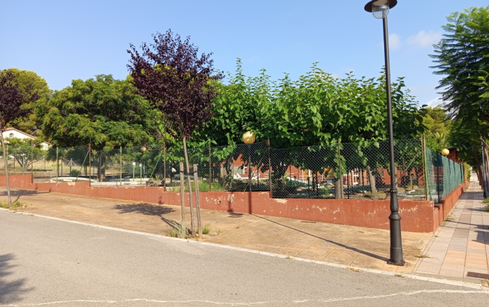 Venta - Naves y solares -
Roda de Barà