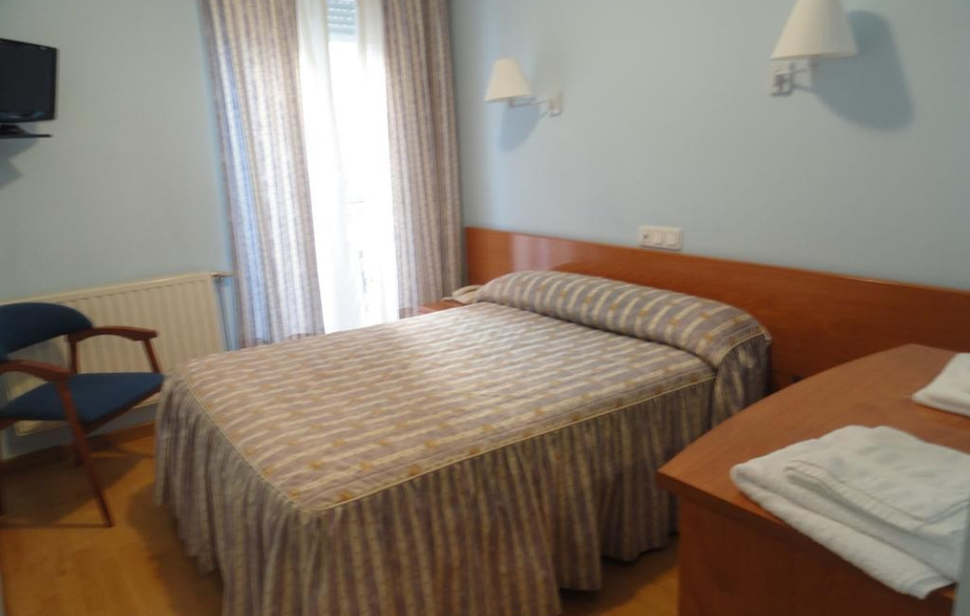 Sale - Hostal -
Burgos - Pradoluengo