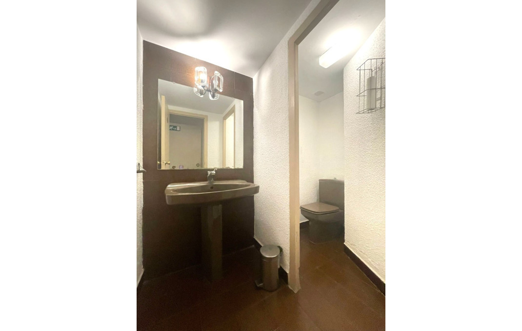 Alquiler - Local comercial -
Barcelona - Eixample Derecho