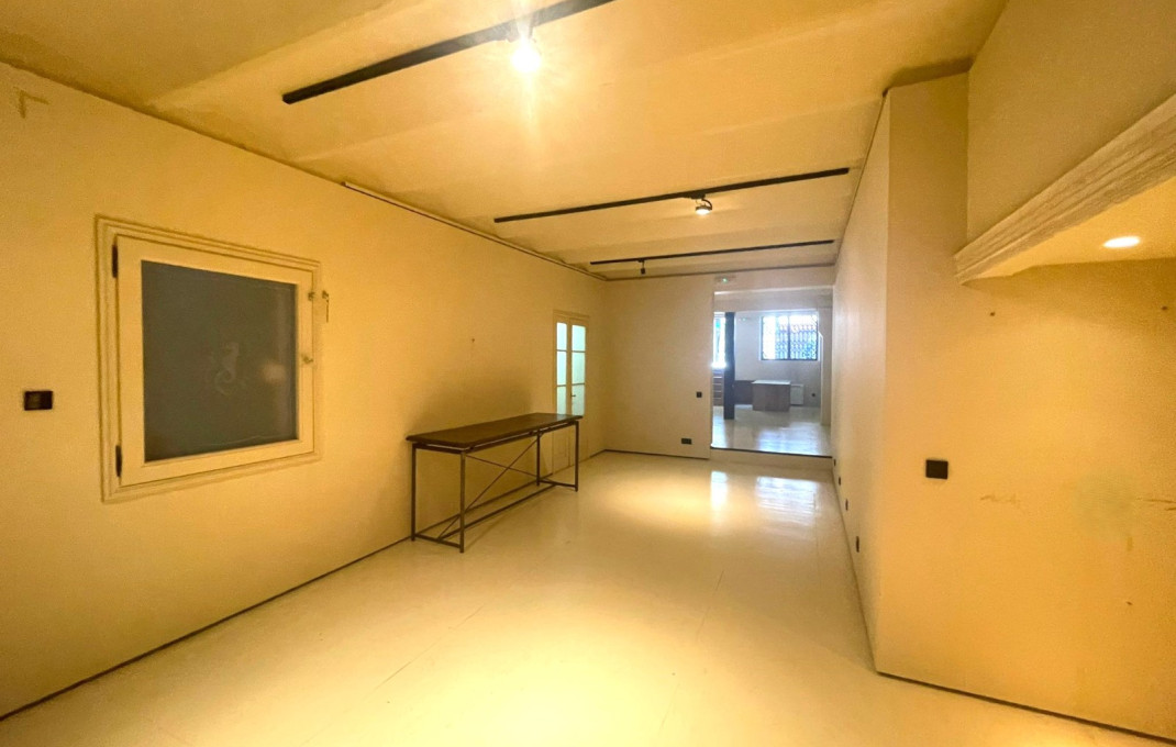 Alquiler - Local comercial -
Barcelona - Eixample Derecho