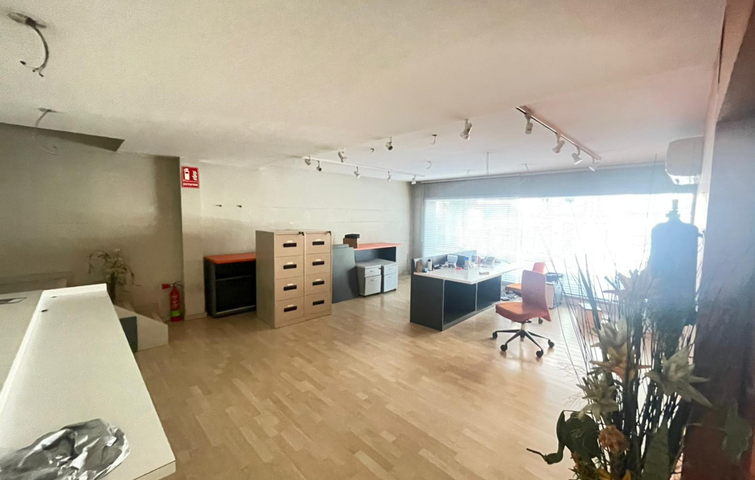 Alquiler - Local comercial -
Barcelona - Eixample Derecho