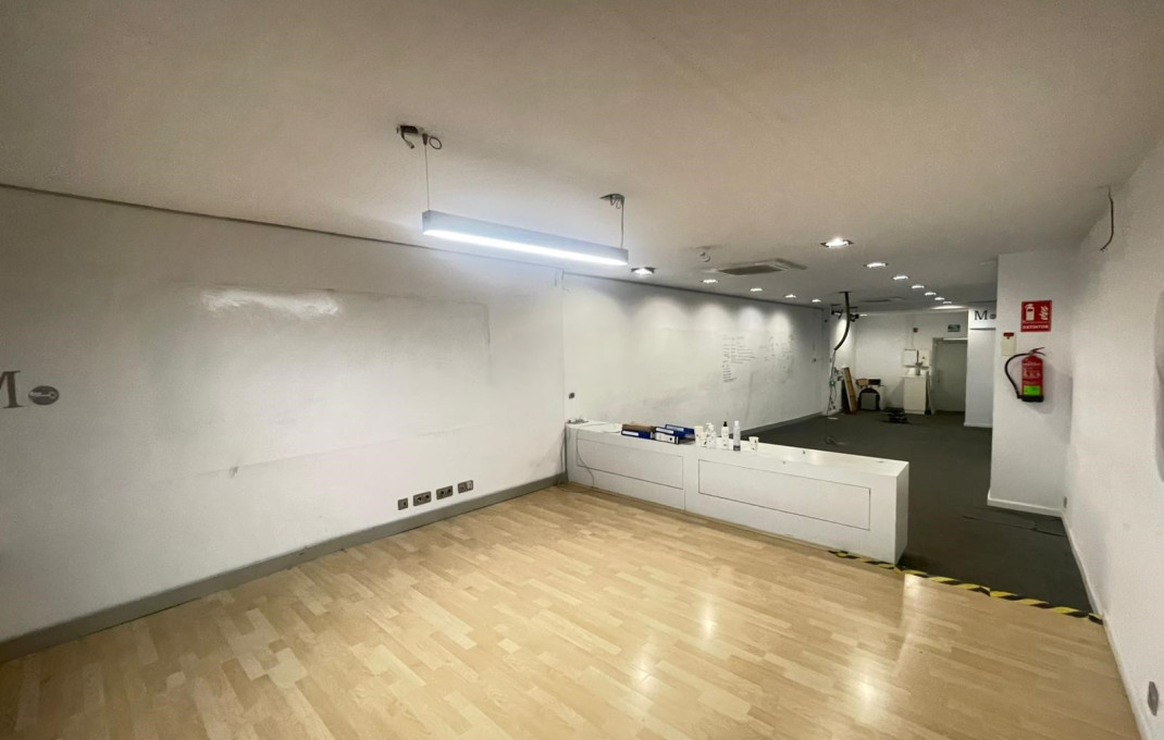 Alquiler - Local comercial -
Barcelona - Eixample Derecho