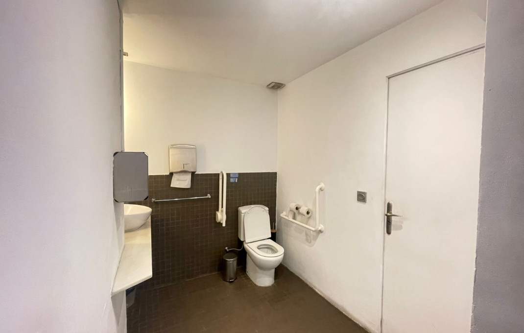 Alquiler - Local comercial -
Barcelona - Eixample Derecho