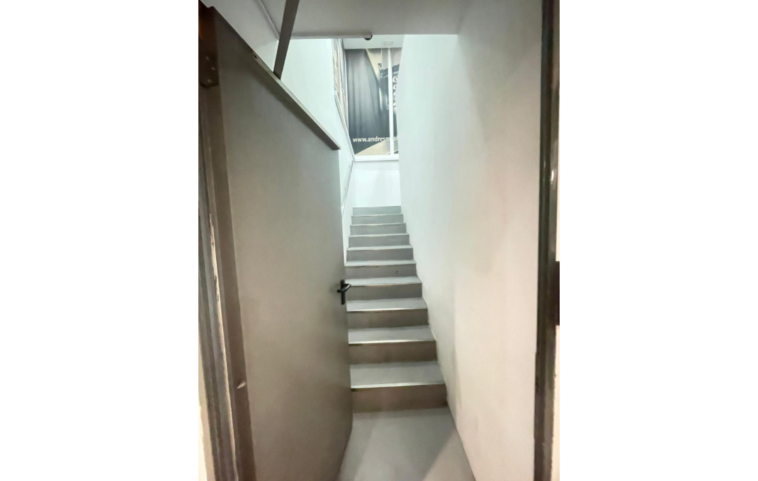 Alquiler - Local comercial -
Barcelona - Eixample Derecho