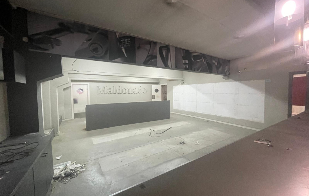 Sale - Local comercial -
Barcelona - Eixample Derecho