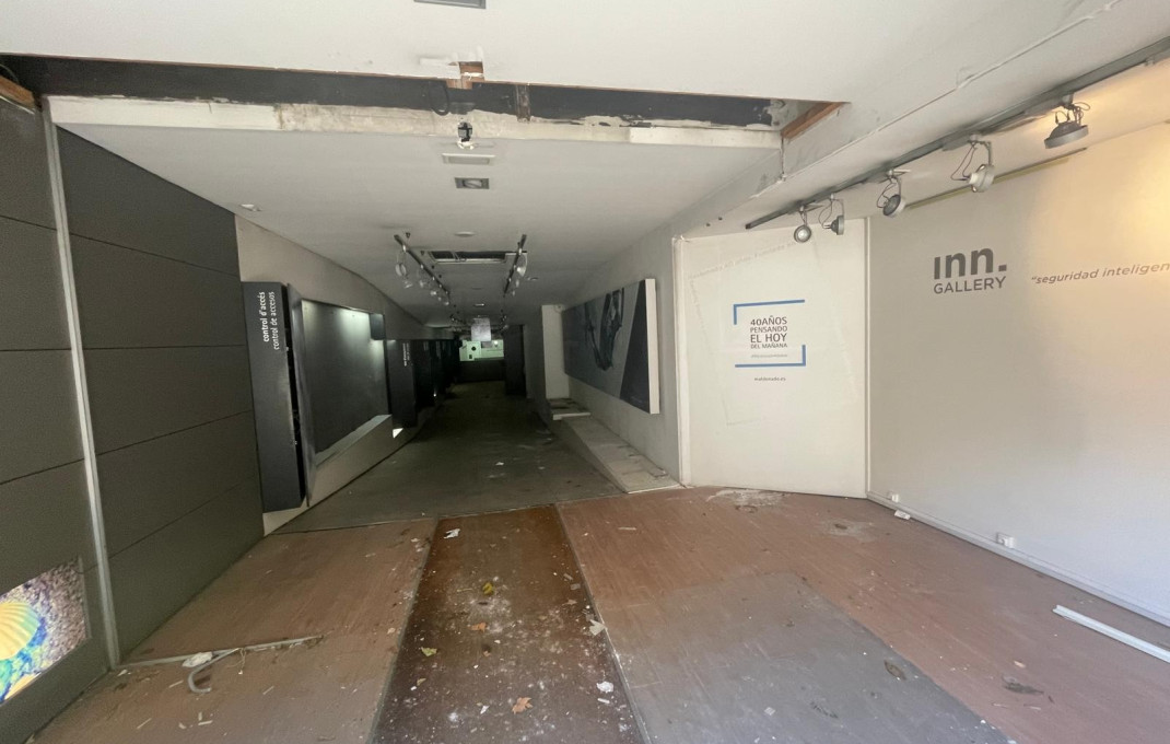 Sale - Local comercial -
Barcelona - Eixample Derecho