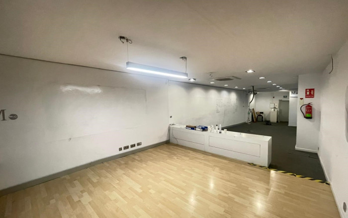 Sale - Local comercial -
Barcelona - Eixample Derecho