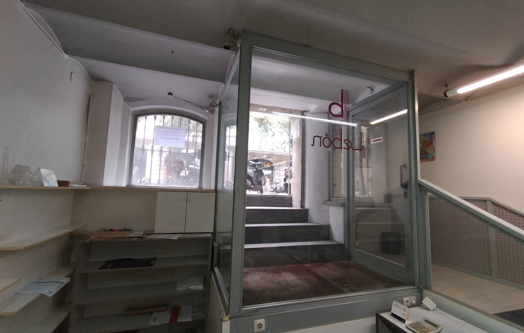 Venta - Local comercial -
Barcelona - Eixample Derecho