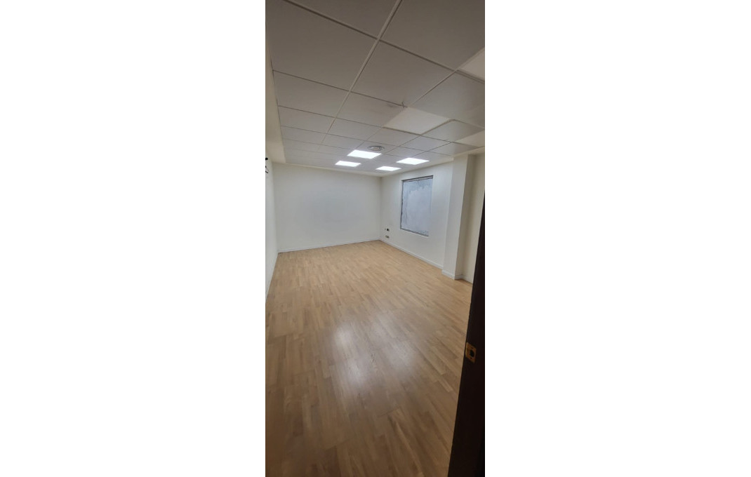 Alquiler - Local comercial -
Palau-solit&agrave; i Plegamans