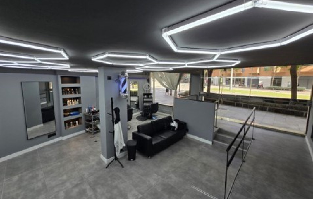 Venta en rentabilidad - Local comercial -
Cornella de Llobregat