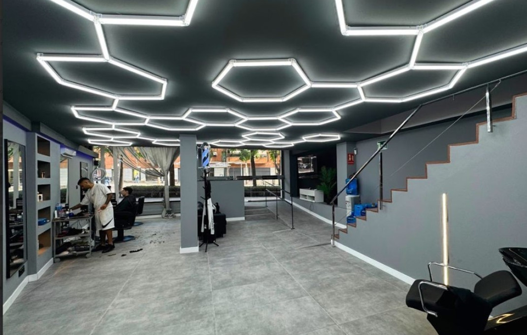 Venta en rentabilidad - Local comercial -
Cornella de Llobregat