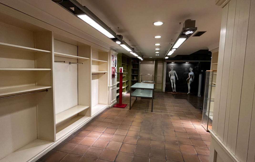 Venta - Local comercial -
L'Hospitalet de Llobregat - Santa eulalia