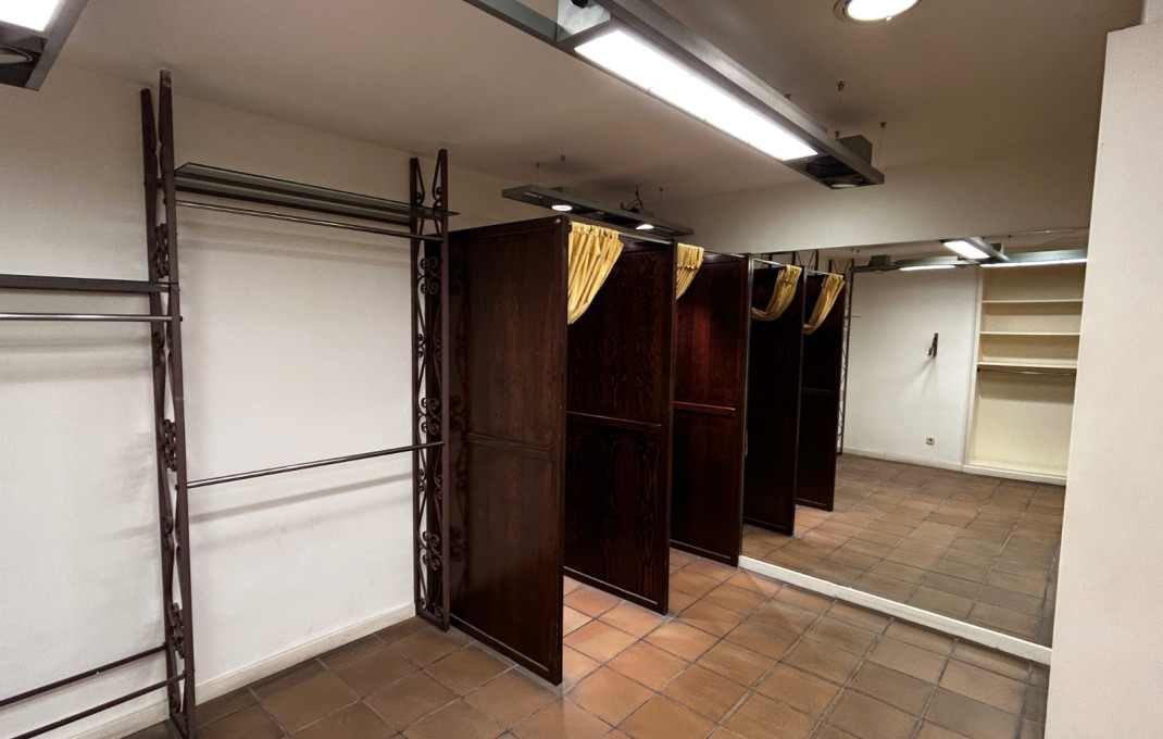 Venta - Local comercial -
L'Hospitalet de Llobregat - Santa eulalia