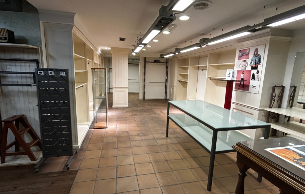 Venta - Local comercial -
L'Hospitalet de Llobregat - Santa eulalia