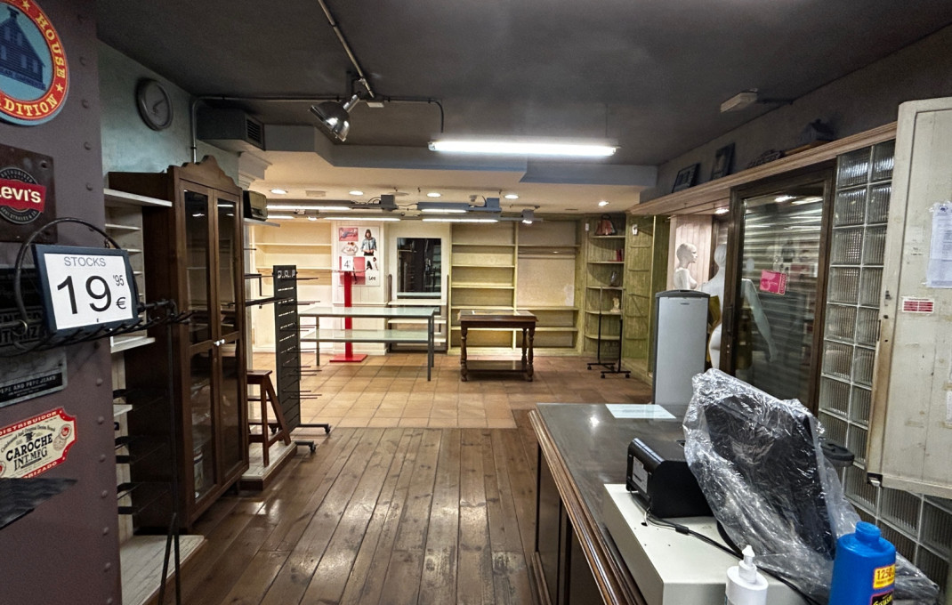 Venta - Local comercial -
L'Hospitalet de Llobregat - Santa eulalia