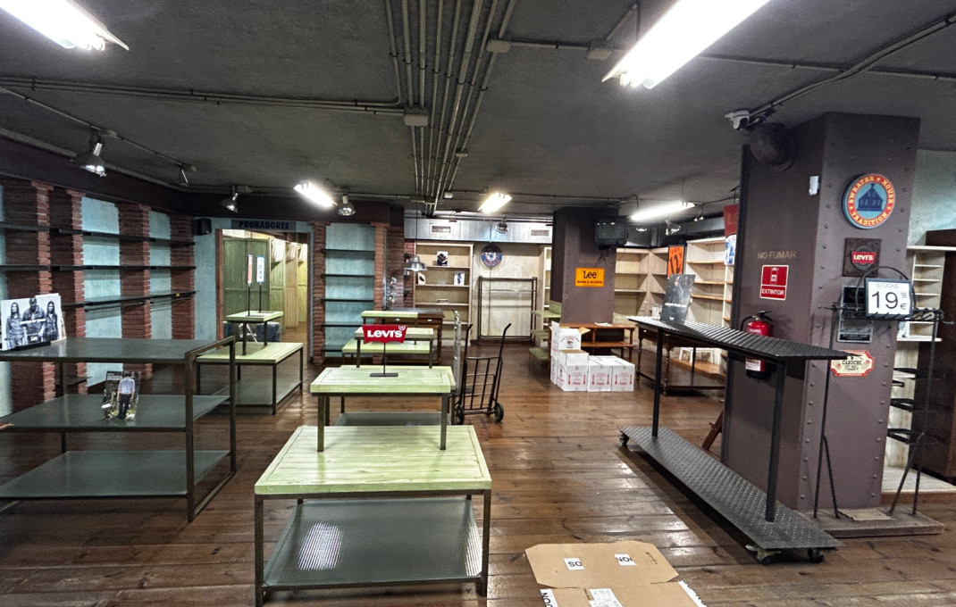 Venta - Local comercial -
L'Hospitalet de Llobregat - Santa eulalia