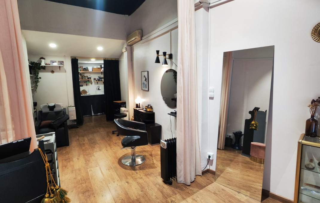 Traspaso - Peluquerias y Estetica -
Barcelona - Eixample Derecho
